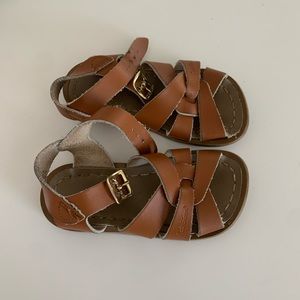 Adorable brown leather saltwater sandals!